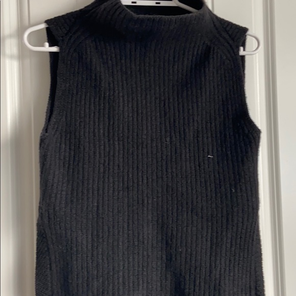 Aritzia Durandal sleeveless turtleneck - Picture 2 of 4